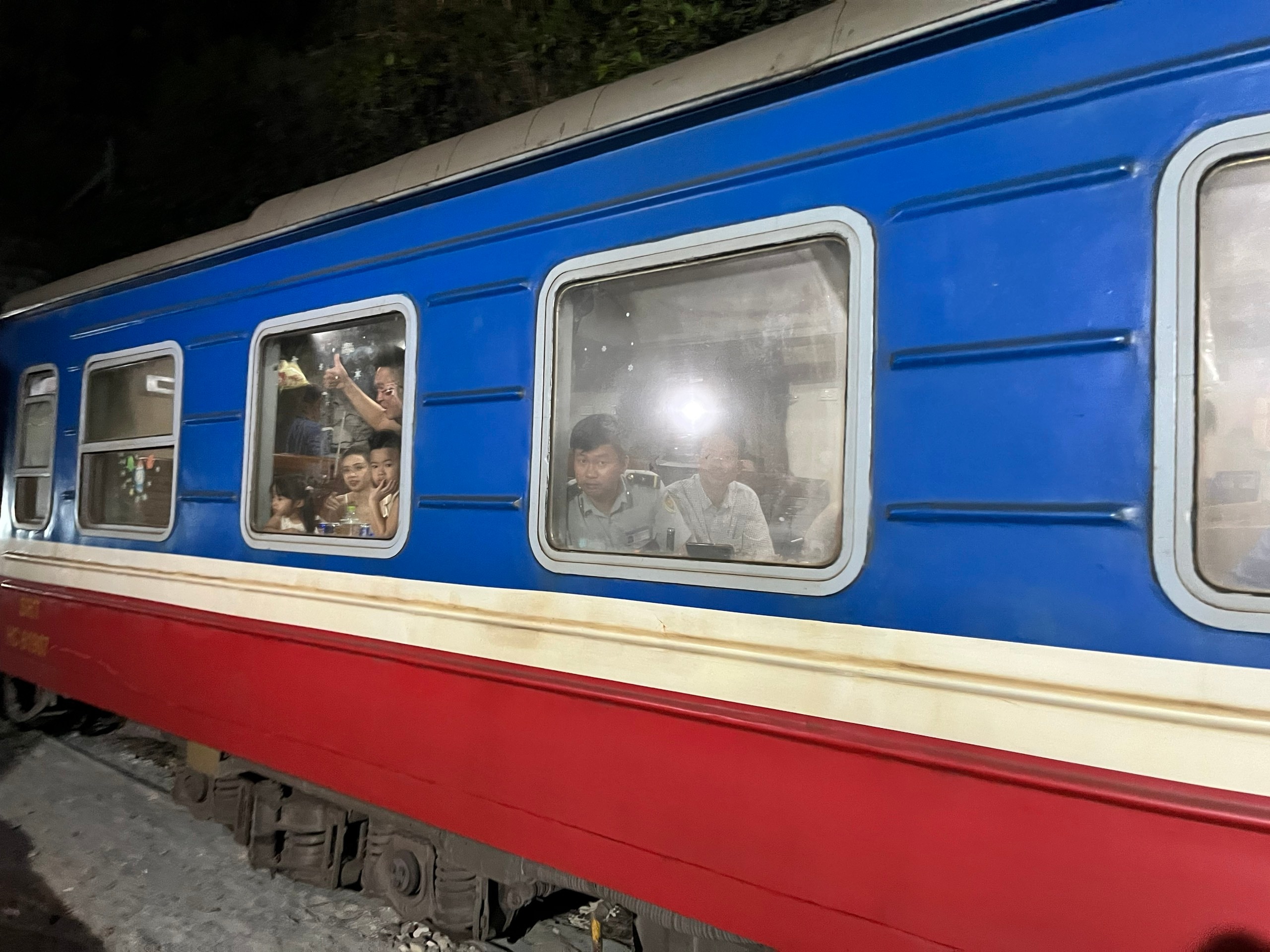 Hành khách cười tươi trên chuyến tàu khách đầu tiên sau thông hầm Đèo Cả- Ảnh 3.