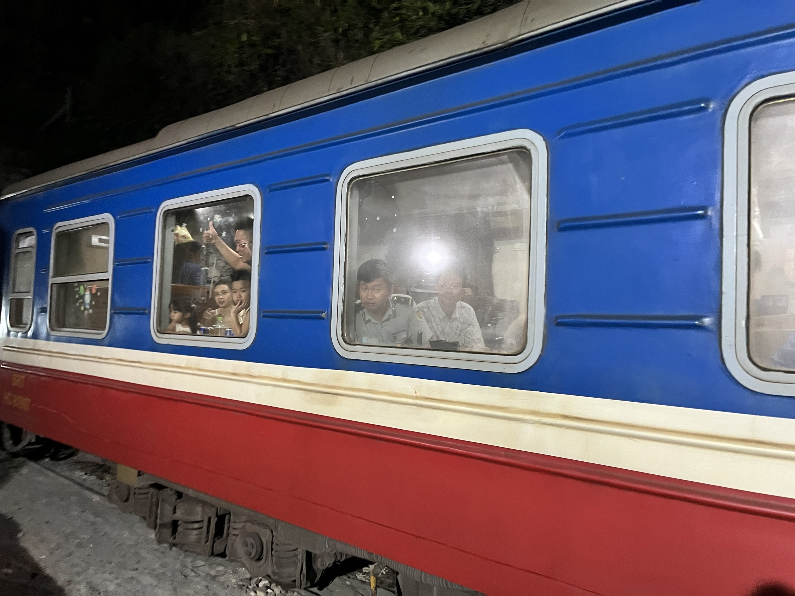 Hành khách cười tươi trên chuyến tàu khách đầu tiên sau thông hầm Đèo Cả- Ảnh 3. Hành khách cười tươi trên chuyến tàu khách đầu tiên sau thông hầm Đèo Cả- Ảnh 3.