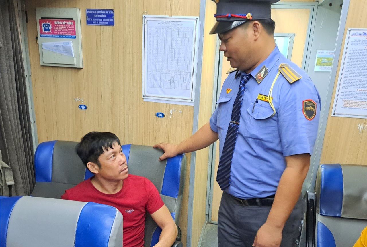 Hành khách cười tươi trên chuyến tàu khách đầu tiên sau thông hầm Đèo Cả- Ảnh 2. Hành khách cười tươi trên chuyến tàu khách đầu tiên sau thông hầm Đèo Cả- Ảnh 2.