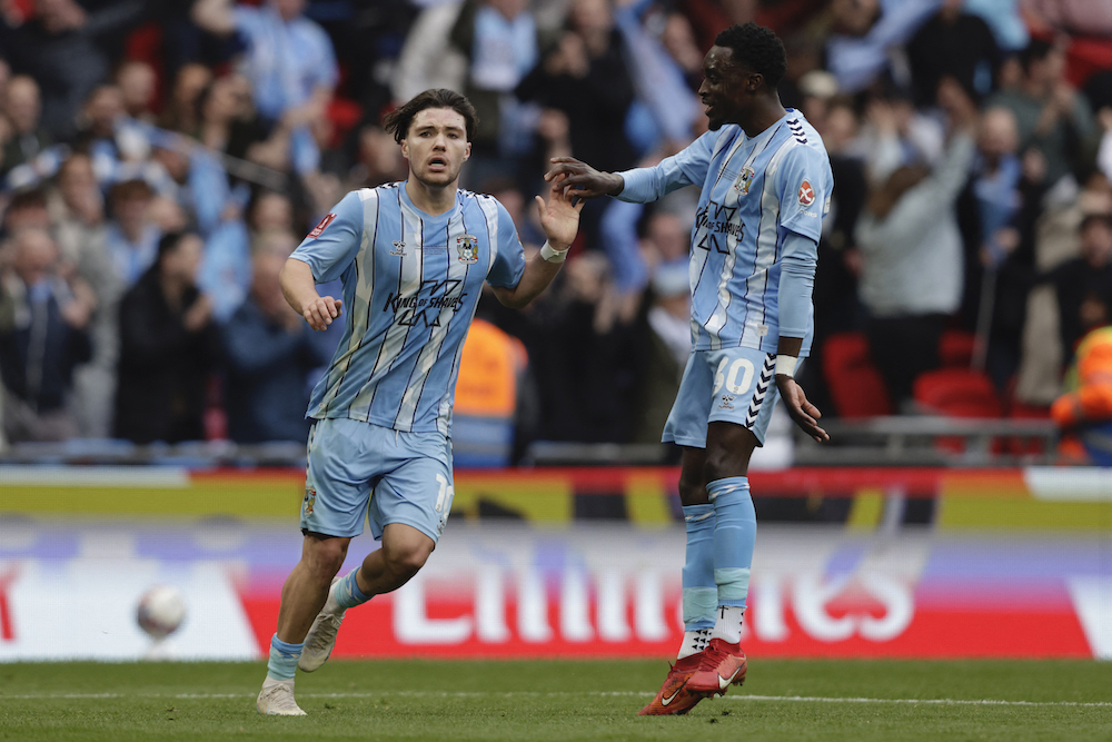Thắng hú vía Coventry City, M.U đụng độ kình địch Man City ở chung kết Cúp FA- Ảnh 2. Thắng hú vía Coventry City, M.U đụng độ kình địch Man City ở chung kết Cúp FA- Ảnh 2.