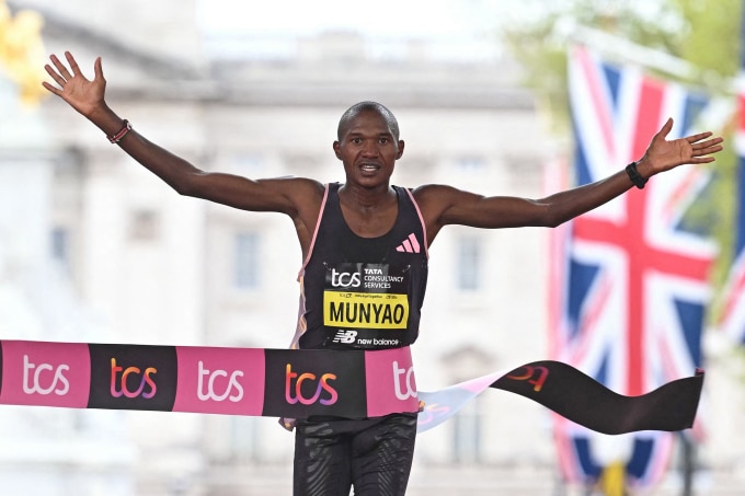 Munyao về nhất tại London Marathon 2024. Ảnh: AFP