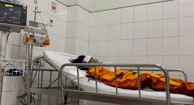 Ngọc Hân lúc nằm trong phòng Hồi sức tích cực của Bệnh viện Trung ương Huế khi sức khỏe chuyển biến xấu, đầu năm 2024.  Ảnh: Gia đình cung cấp