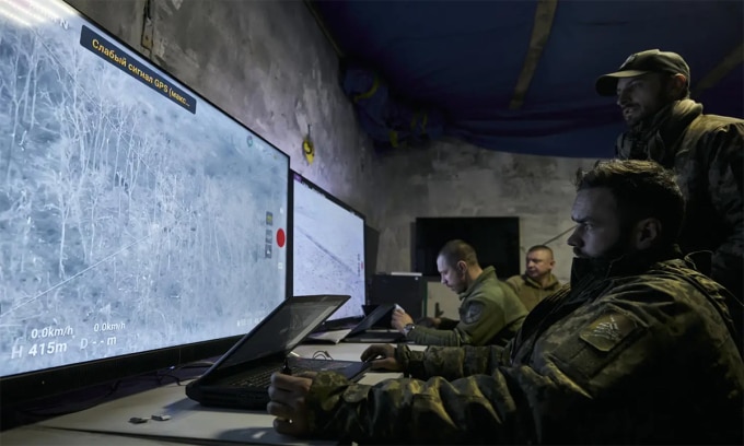 Binh sĩ Ukraine theo dõi video truyền về từ drone tại căn cứ ngầm ở tỉnh Donetsk tháng 12/2022. Ảnh: AP