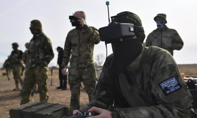 Quân nhân Nga huấn luyện vận hành drone tại  tỉnh Zaporizhzhia tháng 11/2023. Ảnh: BQP Nga