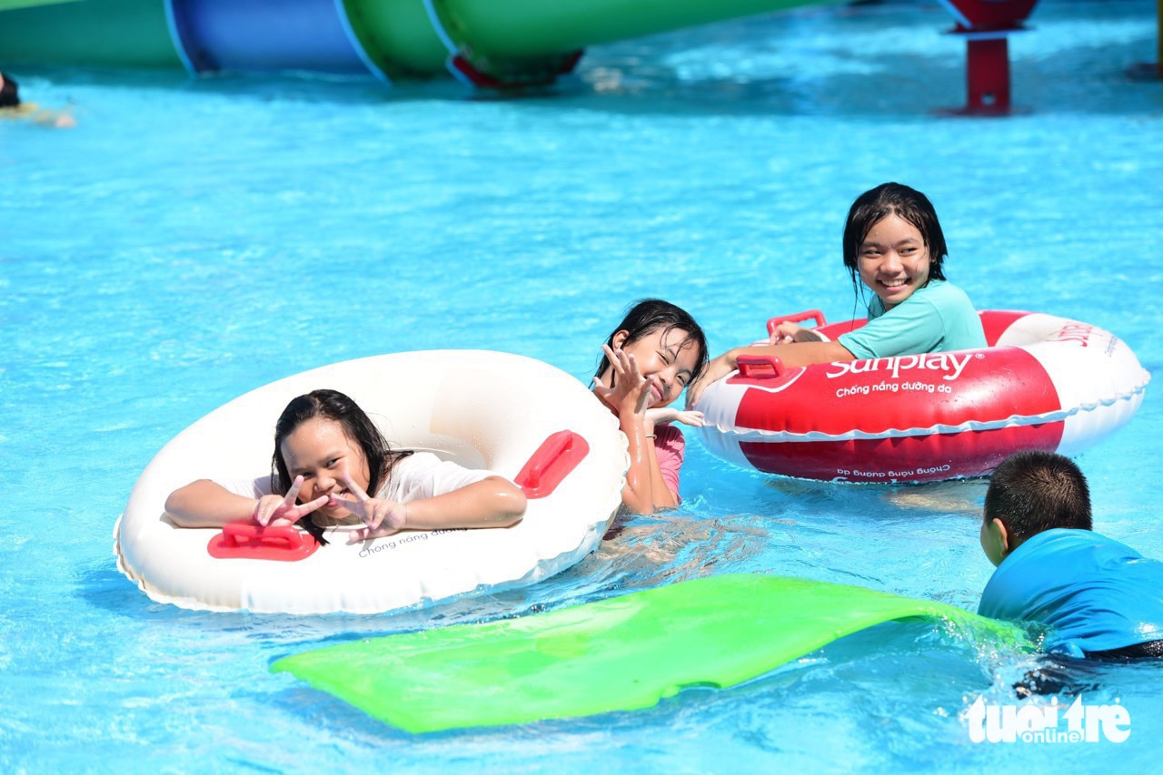 Các em nhỏ được thỏa sức vui chơi trong biển Tiên Đồng - Ảnh: DUYÊN PHAN