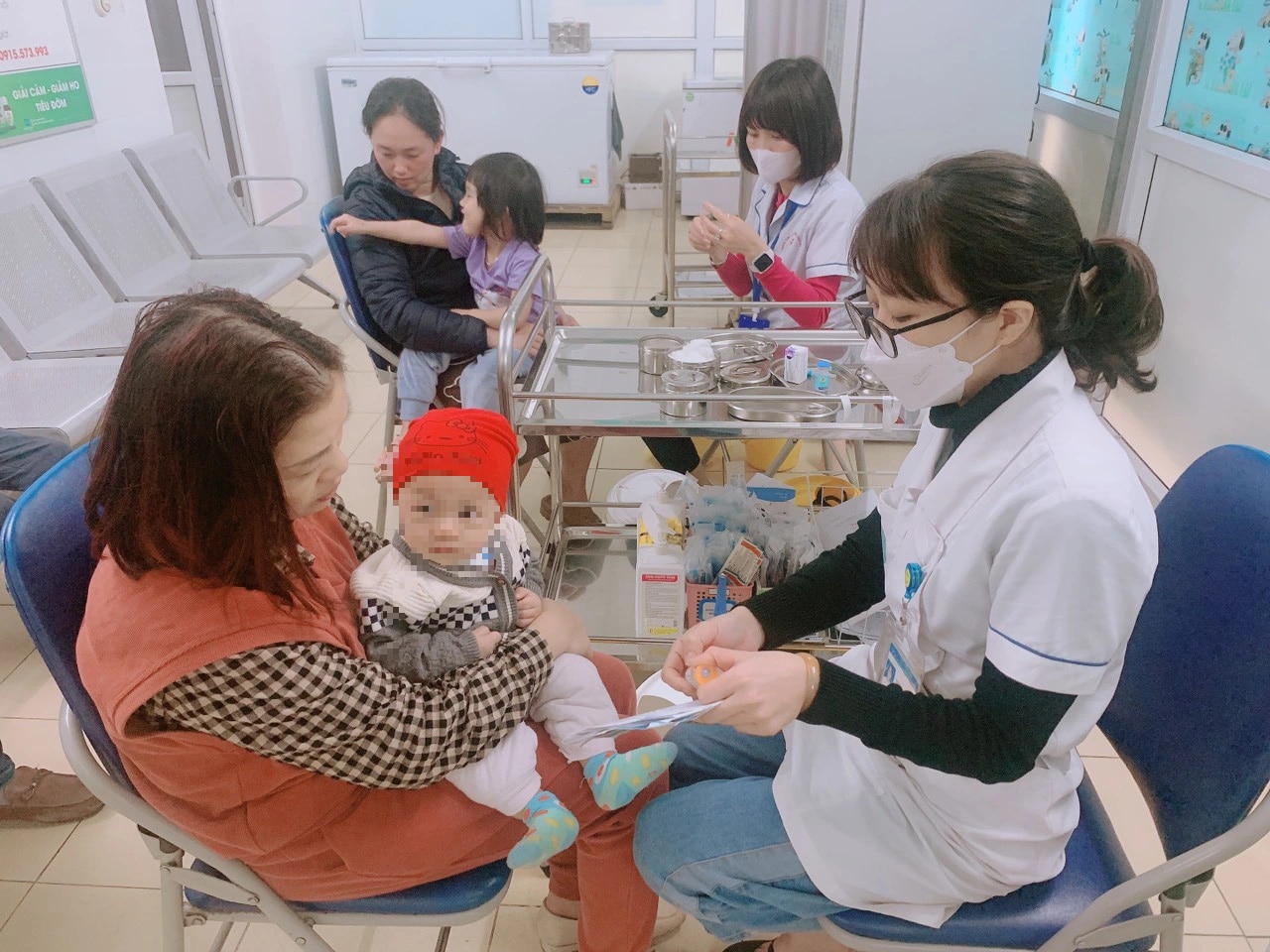 Bệnh nhi tiêm chủng vắc xin tại Hà Nội. Việc tiêm chủng gián đoạn do thiếu vắc xin năm 2023 nguy cơ ảnh hưởng đến tình hình dịch năm nay