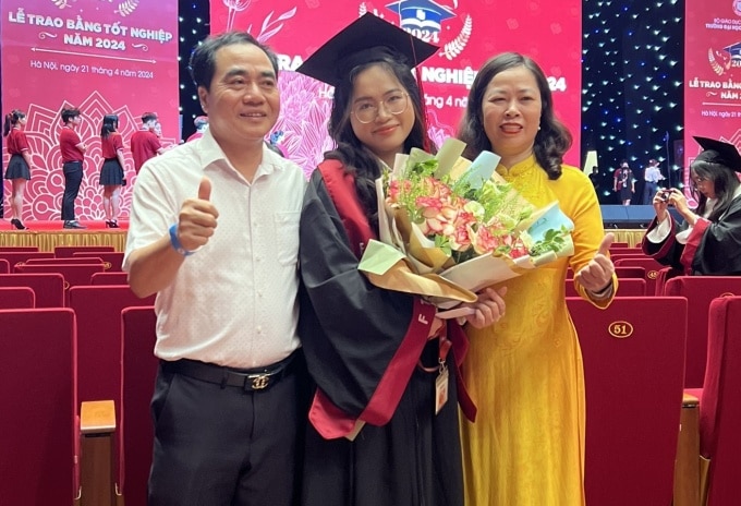 Ninh và bố mẹ tại lễ tốt nghiệp. Ảnh: Nhân vật cung cấp