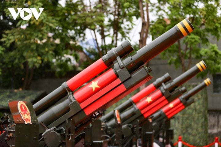 Một phần nòng pháo được sơn Quốc kỳ Việt Nam.