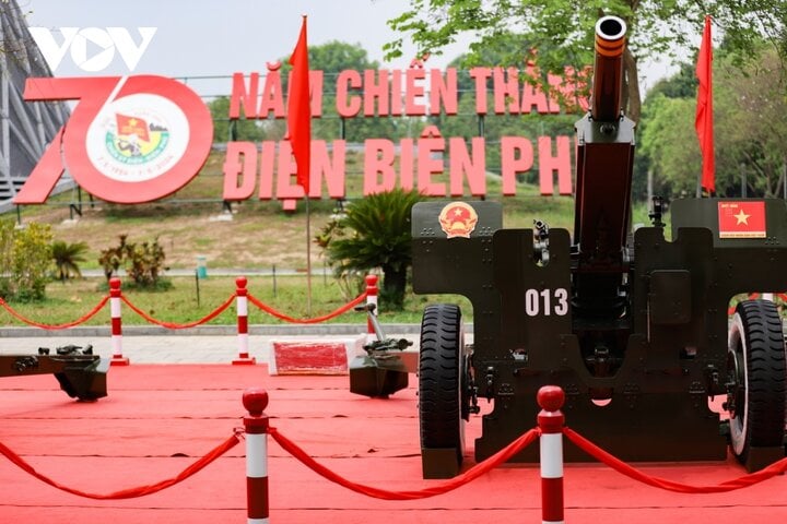 Tấm chắn bảo vệ hai bên được gắn Quốc huy Việt Nam và Quân kỳ quyết thắng của Quân đội Nhân dân Việt Nam.