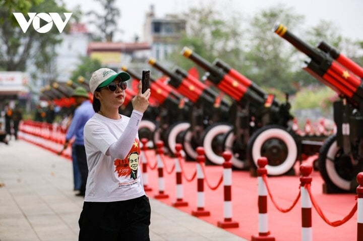 Người dân, du khách hào hứng chụp ảnh với dàn pháo lễ phục vụ cho Lễ kỷ niệm 70 năm Chiến thắng Điện Biên Phủ vào ngày 7/5 tới.