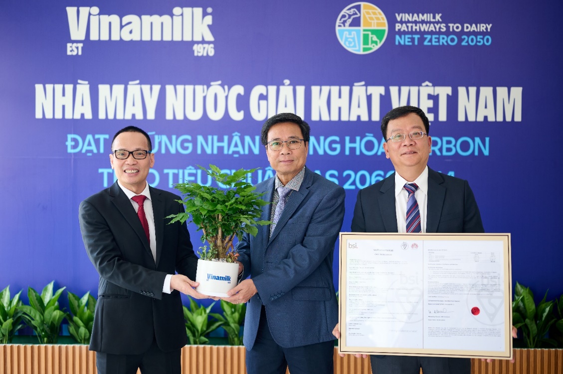 Sau 1 năm công bố kế hoạch Net Zero 2050, Vinamilk có 3 đơn vị đạt chứng nhận quốc tế về trung hòa carbon- Ảnh 3. Sau 1 năm công bố kế hoạch Net Zero 2050, Vinamilk có 3 đơn vị đạt chứng nhận quốc tế về trung hòa carbon- Ảnh 3.