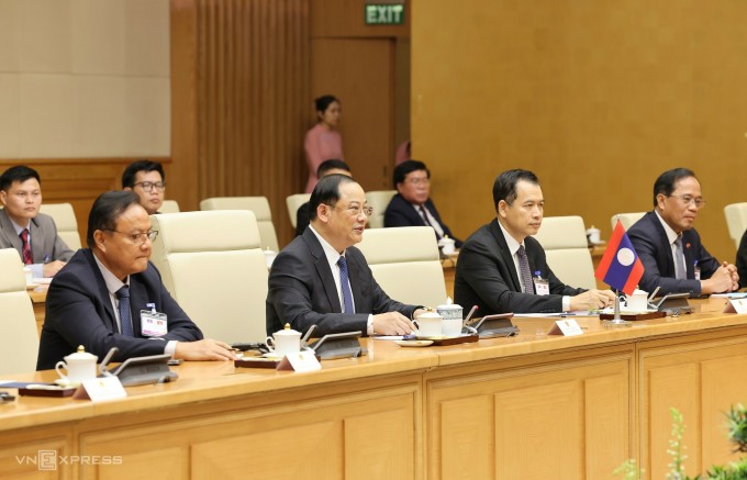 Thủ tướng Lào Sonexay Siphandone (giữa) cùng phái đoàn tại cuộc làm việc với Thủ tướng Phạm Minh Chính ngày 22/4 ở Hà Nội. Ảnh: Giang Huy