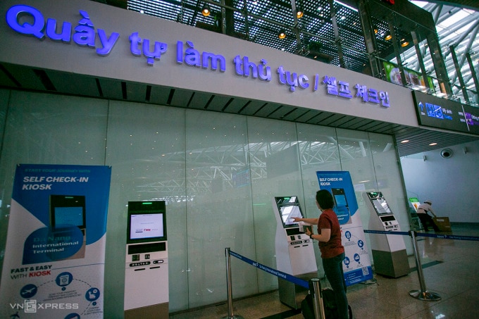 Hành khách tự làm thủ tục tại quầy check-in tự động của Nhà ga quốc tế Đà Nẵng. Ảnh: Nguyễn Đông