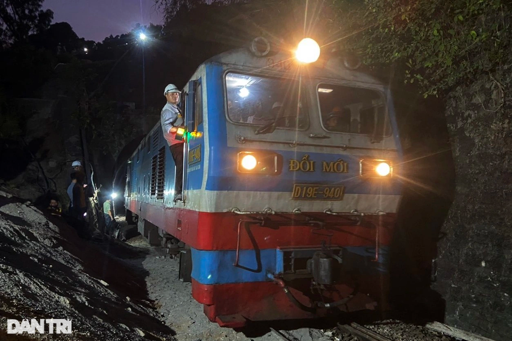 Chính thức thông tuyến đường sắt Bắc - Nam qua hầm Bãi Gió - 2 Chính thức thông tuyến đường sắt Bắc - Nam qua hầm Bãi Gió - 2