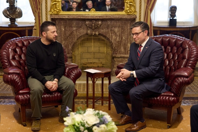 Tổng thống Ukraine Volodymyr Zelensky (trái) gặp Chủ tịch Hạ viện Mỹ Mike Johnson tại Washington ngày 12/12/2023. Ảnh: Reuters