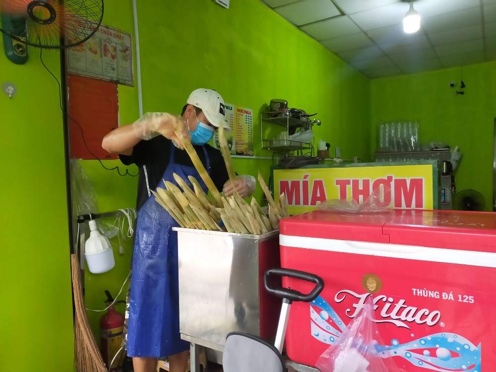 Quán nước mía của vợ chồng chị Mỹ Hiền (quận Bình Thạnh) mỗi ngày bán khoảng 500-600 ly. Ảnh: Minh Tâm