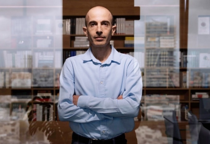 Ở tuổi 48, Yuval Noah Harari vẫn say mê sáng tác và nghiên cứu lịch sử. Ảnh: Oded Balilty