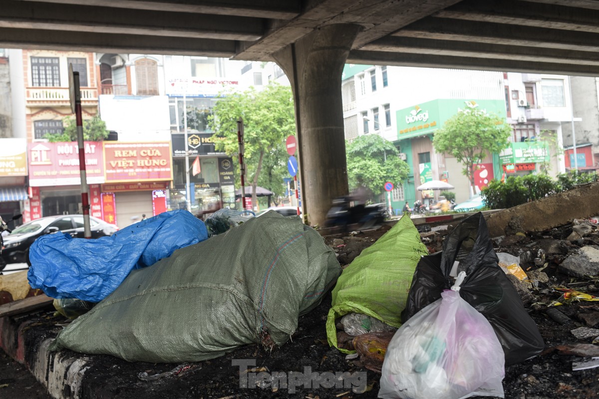 Rác thải sinh hoạt ngổn ngang trên nhiều cây cầu, tuyến phố Hà Nội ảnh 10