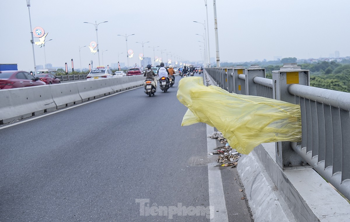 Rác thải sinh hoạt ngổn ngang trên nhiều cây cầu, tuyến phố Hà Nội ảnh 11
