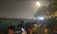 Giới trẻ Hà Nội đua 'check-in' trà chanh vỉa hè, ven hồ