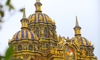 Nườm nượp check-in tòa lâu đài 'dát vàng' của đại gia kinh doanh phế liệu