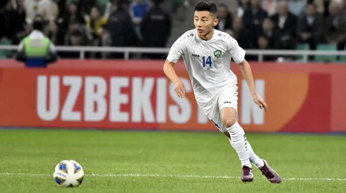 Fayzullaev trong một trận của Uzbekistan tại U20 châu Á ở Uzbekistan tháng 3/2023, khi anh là cầu thủ hay nhất giải. Ảnh: Asian Game