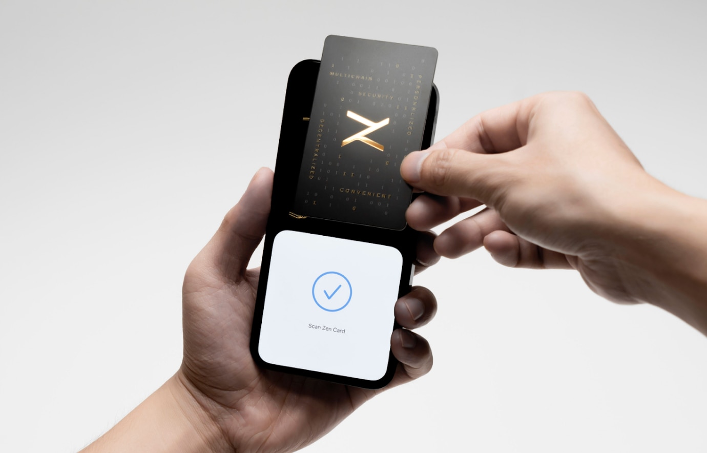 Benutzer scannen die Zen Card auf ihrem Telefon, um Transaktionen zu signieren