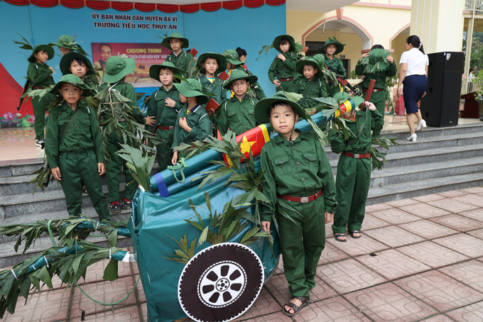 Mô hình khẩu pháo cao xạ được thầy cô trường Thụy An sáng tạo cho hoạt cảnh sáng 23/4. Ảnh: Nhà trường cung cấp