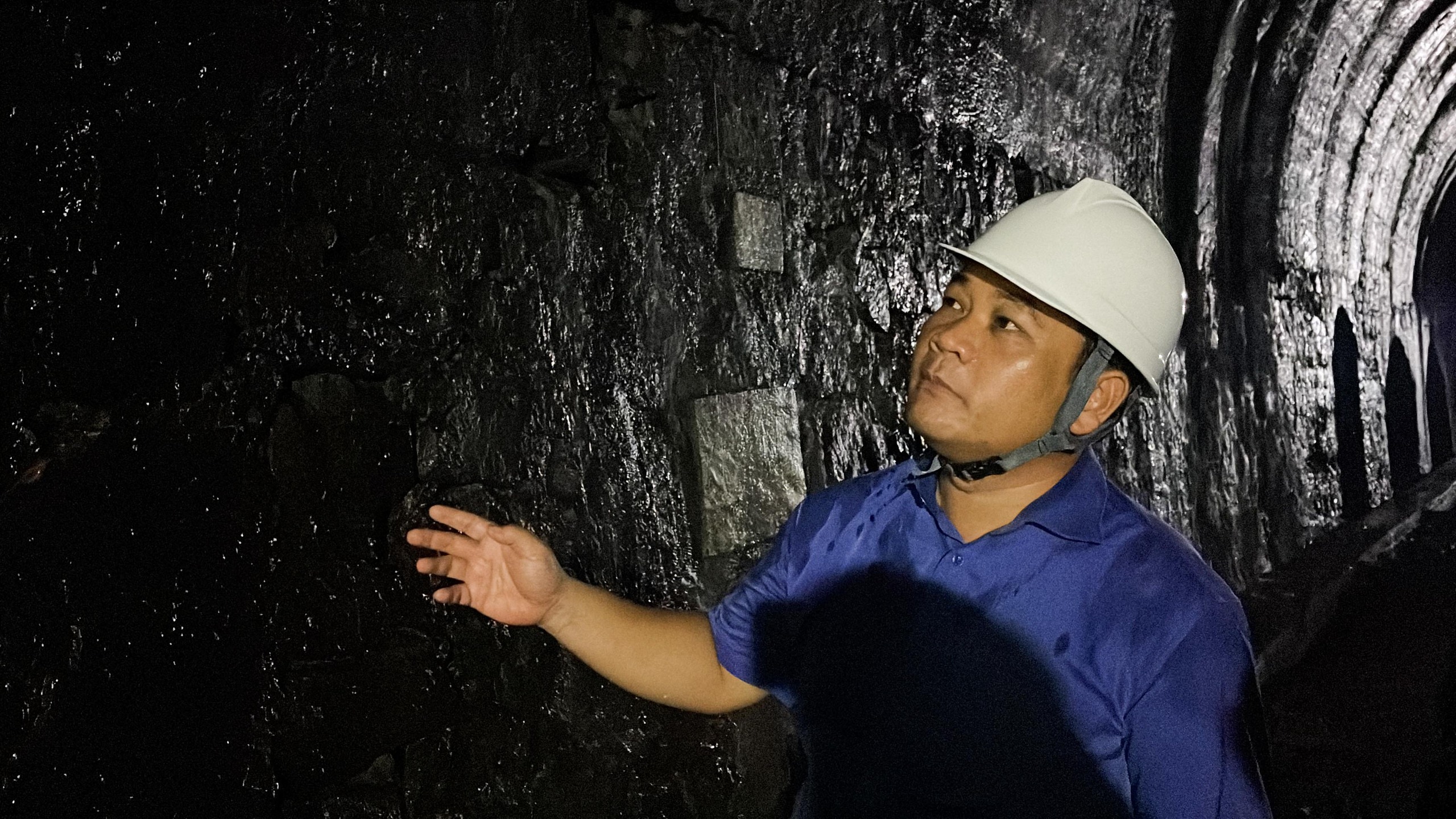 Ong Hoàng Anh Dũng, Phó giám đốc Công ty CP đường sắt Quảng Nam – Đà Nẵng kiểm tra hiện trạng hầm đường sắt số 14