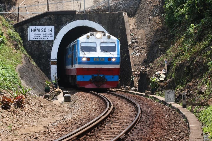Đà Nẵng: Sau gần 100 năm, hầm đường sắt đèo Hải Vân dột nước tứ bề- Ảnh 7.