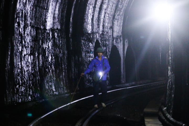 Nhân viên đường sắt chốt trực ở hầm số 14 để kiểm tra lại các thanh ray, tà vẹt… trong hầm mỗi khi có tàu chạy qua hầm
