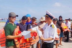 Truong Sa Island는 불법 어업과의 싸움을 어민들에게 전파합니다.