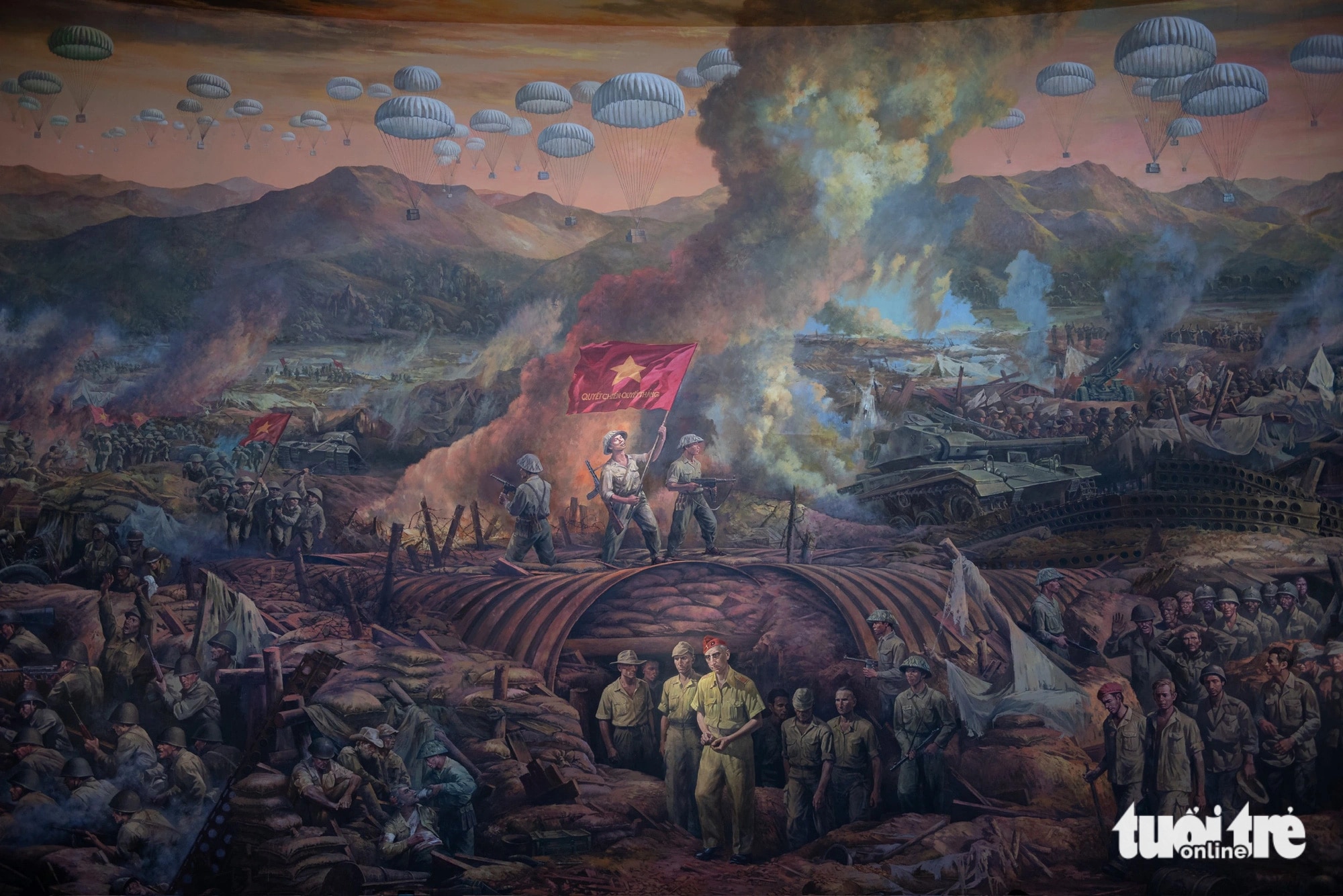 Bức tranh tường panorama toàn cảnh về chiến dịch Điện Biên Phủ tại bảo tàng thu hút rất đông du khách đến chiêm ngưỡng - Ảnh: NAM TRẦN