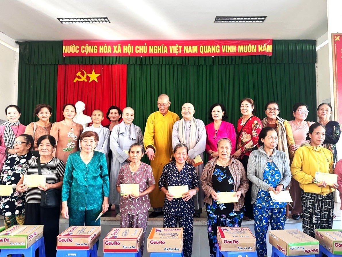Hội NCT huyện Côn Đảo tỉnh Bà Rịa - Vũng Tàu vận động nhà tài trợ tặng quà hỗ trợ hội viên nghèo