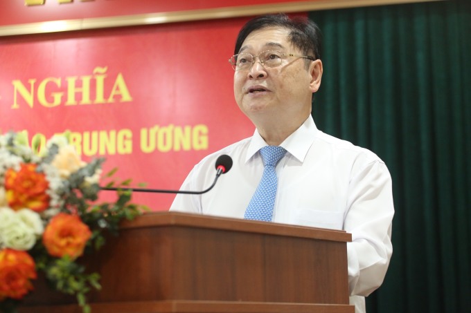 Le Dr Phan Xuan Dung, président de VUSTA, a rendu compte des activités de l'Union vietnamienne des associations scientifiques et technologiques. Photo de : Thù Phuong