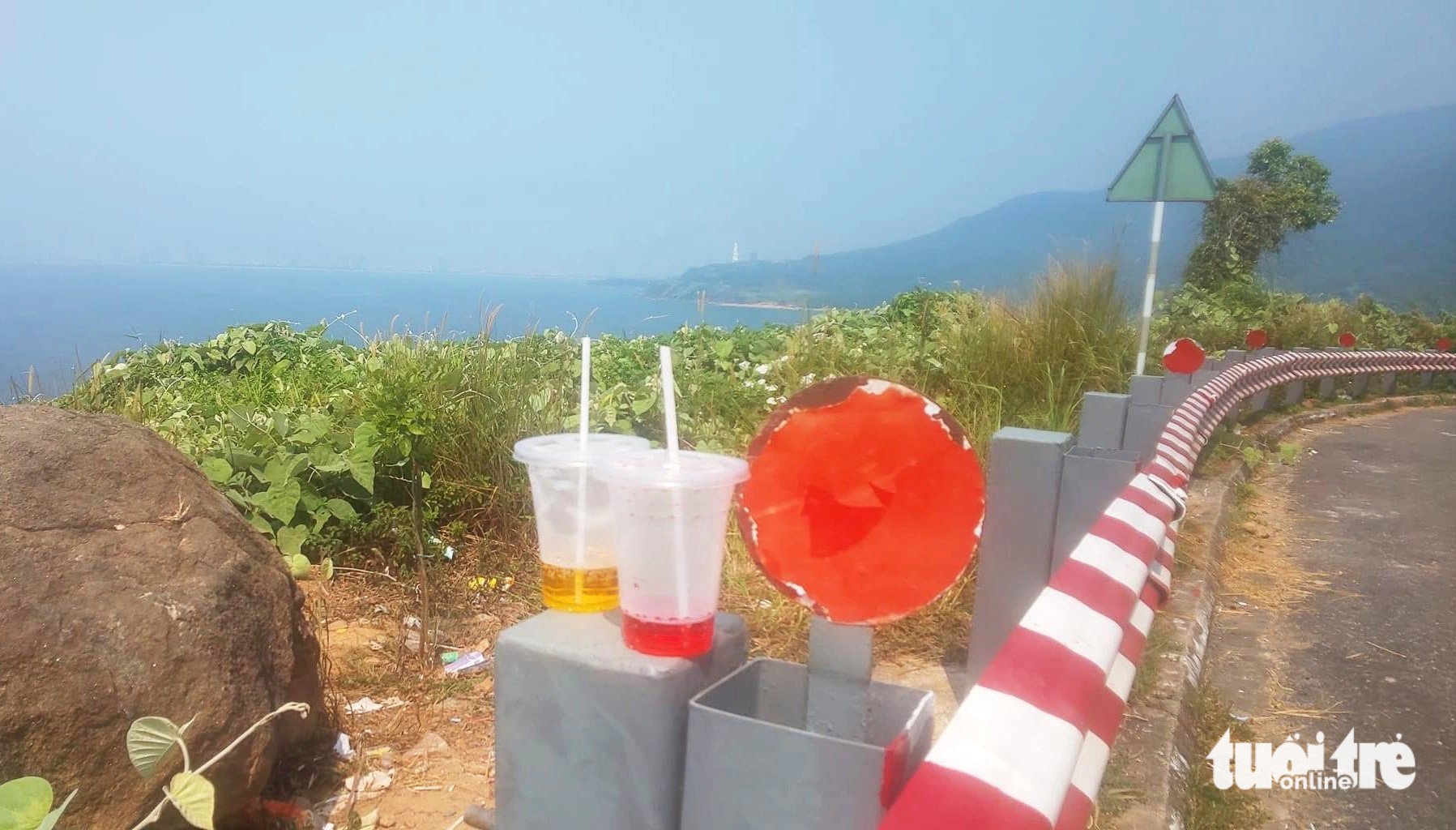 Nhiều nơi trên bán đảo Sơn Trà đầy rác- Ảnh 3. Rác được xả ngay trên ta luy cung đường gần chùa Linh Ứng (Sơn Trà) - Ảnh: NT