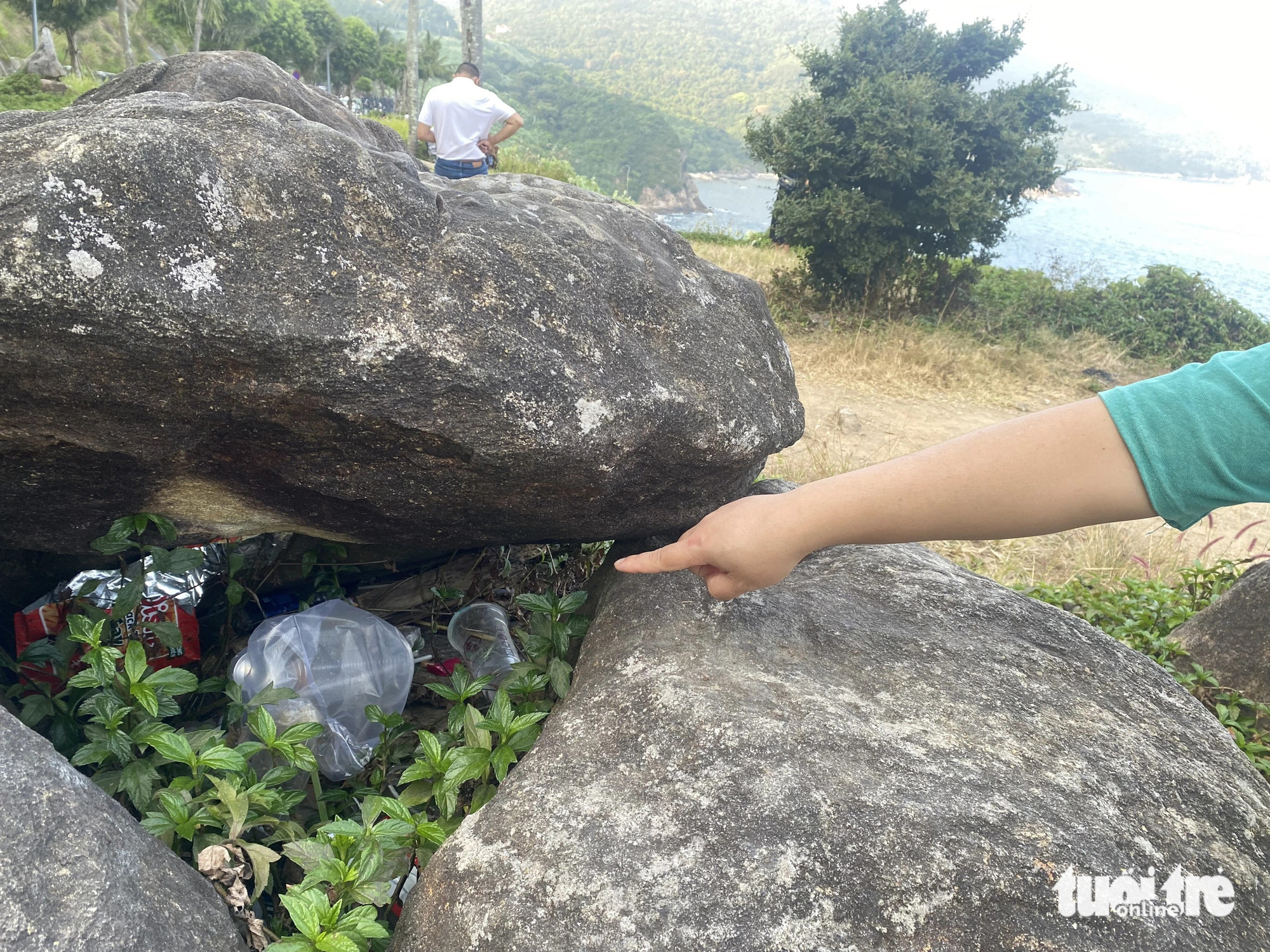 Nhiều nơi trên bán đảo Sơn Trà đầy rác- Ảnh 7. Tảng đá lớn là view chụp ảnh ở một cung đường trên Sơn Trà trở thành nơi 'ẩn nấp' của rác - Ảnh: ĐOÀN NHẠN