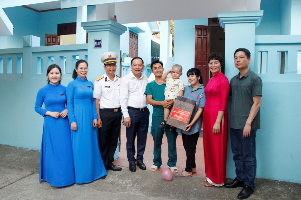 Đồng chí Hồ Xuân Trường - Phó Bí thư Đảng ủy Khối Doanh nghiệp Trung ương và Đoàn công tác thăm, tặng quà, động viên các hộ gia đình trên đảo Trường Sa lớn. 