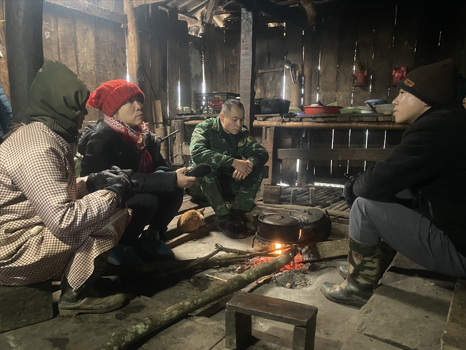 Cao Bang 국경 수비대는 "세 개의 막대기, 네 개가 함께"라는 모토로 법을 전파 및 보급하고 인식을 제고하며 소수 민족의 빈곤 탈출을 돕고 국경 보존을 위해 힘을 합쳤습니다.