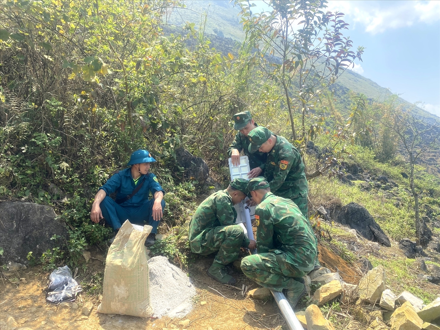 La Guardia Fronteriza de Cao Bang ayuda a la gente a iluminar las calles y callejones de las aldeas con luces solares