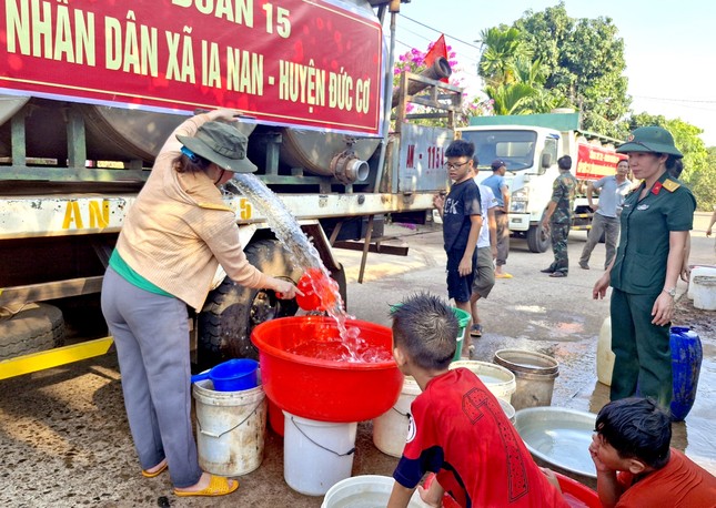 Khô hạn khắc nghiệt, bộ đội đưa nhiều xe nước ngọt đến với người dân ảnh 5