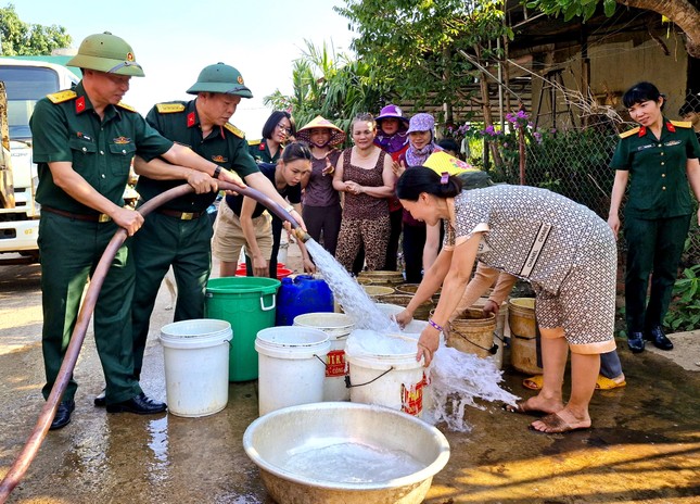 Khô hạn khắc nghiệt, bộ đội đưa nhiều xe nước ngọt đến với người dân ảnh 7