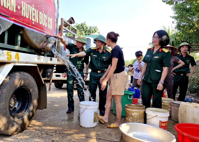 Khô hạn khắc nghiệt, bộ đội đưa nhiều xe nước ngọt đến với người dân ảnh 8