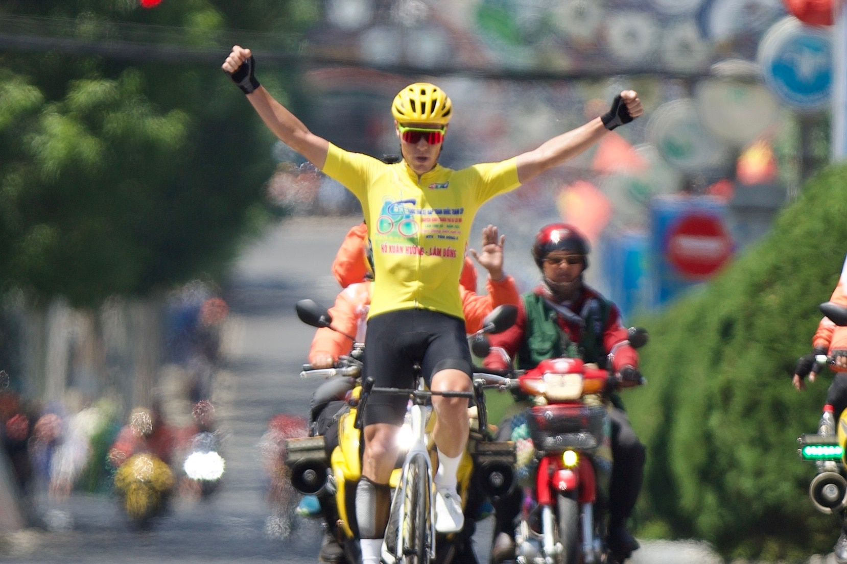 Petr Rikunov überquerte allein die Ziellinie in Bao Loc City und verteidigte erfolgreich sowohl den Titel im Gelben als auch im Blauen Trikot.