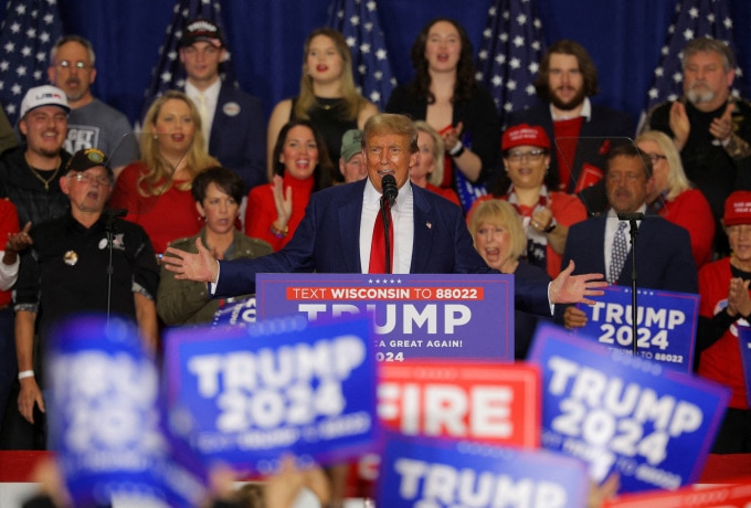 Cựu tổng thống Donald Trump vận động tranh cử ở Green Bay, bang Wisconsin hôm 2/4. Ảnh: Reuters