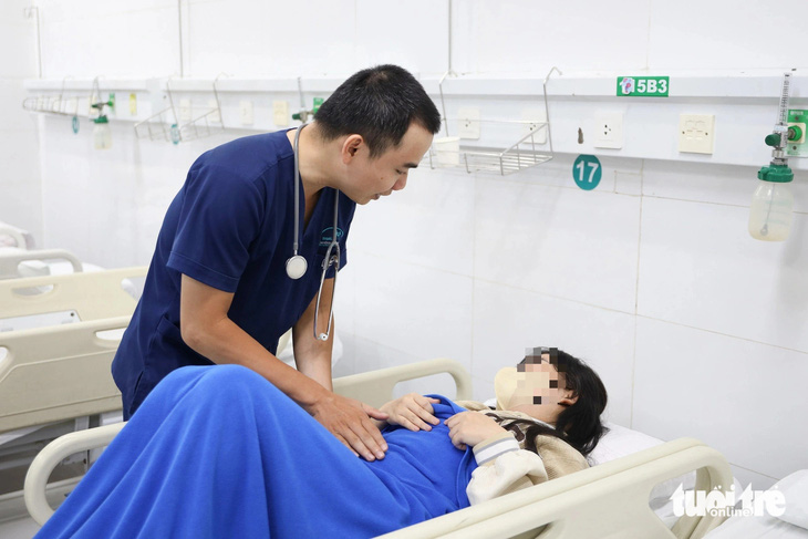 Du lịch nghỉ lễ mùa nóng cần chú ý ăn uống, chống nắng thế nào?- Ảnh 3. Đơn vị Cấp cứu Bệnh viện Gia Đình tiếp nhận số lượng bệnh nhân say nắng tăng cao vào mùa hè - Ảnh: PT
