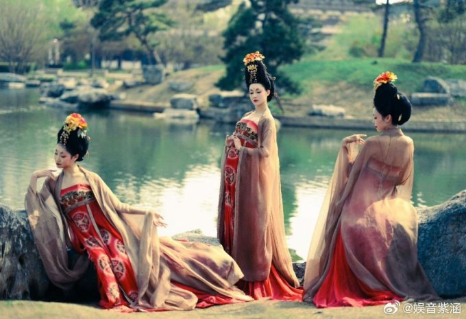 Các nghệ sĩ hóa thân mỹ nữ thời Đường. Ảnh: Weibo