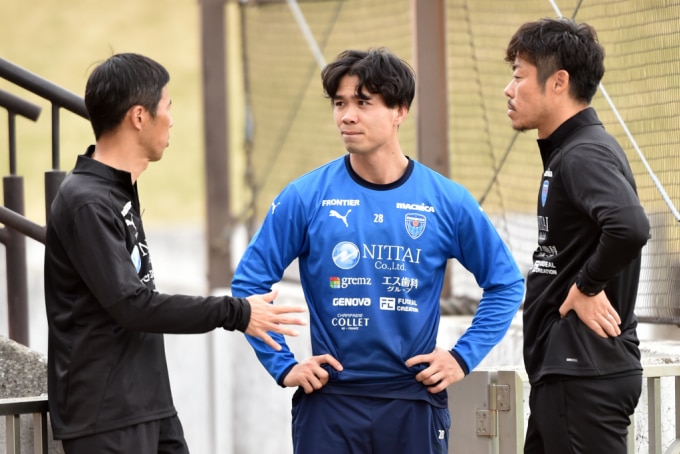 Công Phượng trao đổi với HLV Shuhei Yomoda ở buổi tập của Yokohama FC hôm 18/4. Ảnh: HM