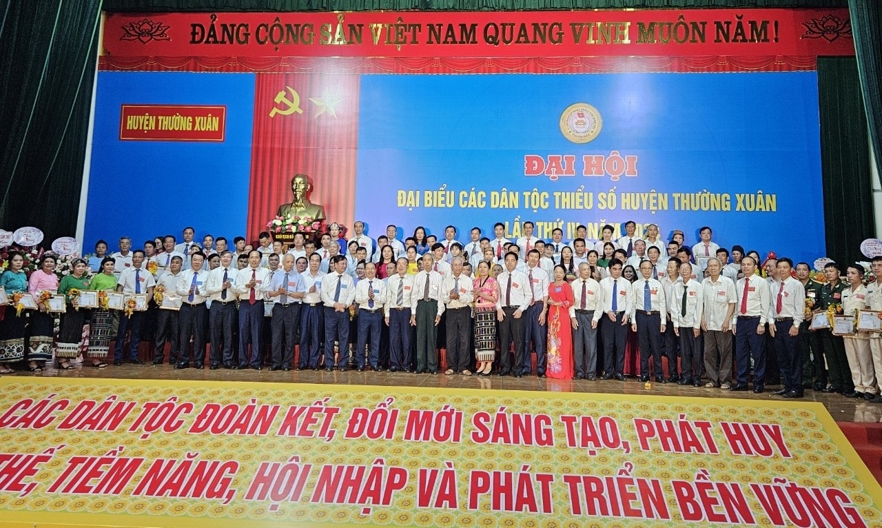 105 cá nhân đã có thành tích xuất sắc trong công tác dân tộc và thực hiện chính sách dân tộc giai đoạn 2019-2024 chụp ảnh lưu niệm với lãnh đạo tỉnh Thanh Hóa 