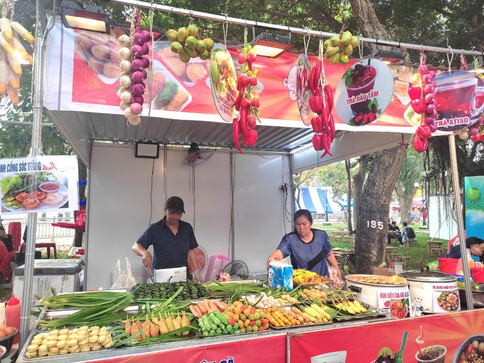 Lễ hội ẩm thực “Non sông thống nhất” diễn ra từ ngày 26/4 đến 1/5 tại Thảo Cầm Viên quy tụ nhiều món ăn từ khắp mọi miền cho thực khách thưởng thức. 